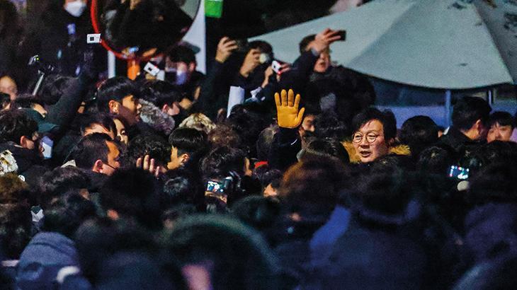 SON DAKİKA HABERLER: Güney Kore'de sıcak saatler! Görevinden uzaklaştırılan Yoon için tutuklama girişimi