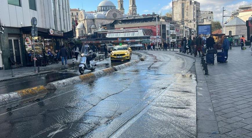 Taksim sular altında kaldı, vatandaşlar yürümekte güçlük çekti