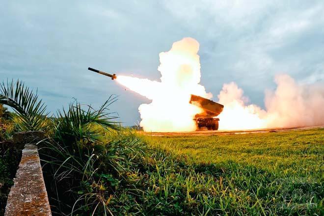 Tayvan, ABD yapımı HIMARS roket sistemini ilk kez test etti, işte görüntüler