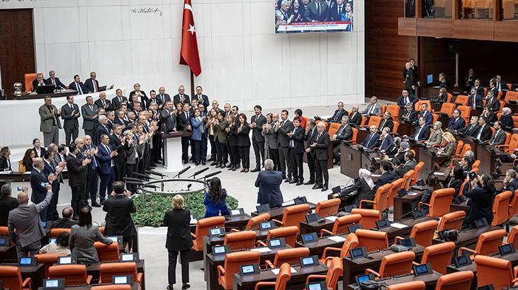 TBMM Genel Kurulu, CHP milletvekillerinin kürsü işgali nedeniyle kapandı