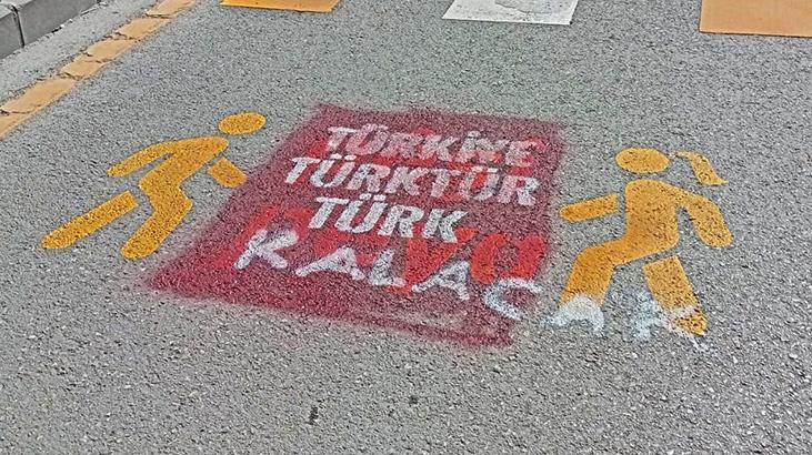 Van'da Kürtçe trafik uyarıların üzerine 'Türkiye Türk’tür, Türk kalacak' yazıları yazıldı