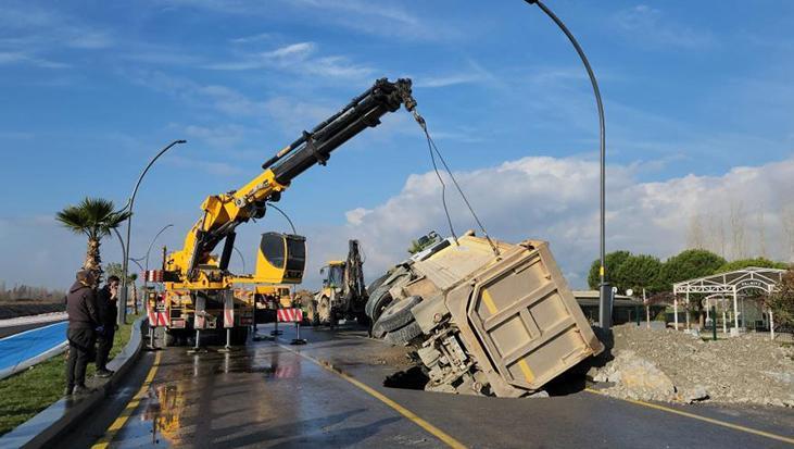 Yer: Balıkesir! Hafriyat taşıyan kamyon çukura düştü