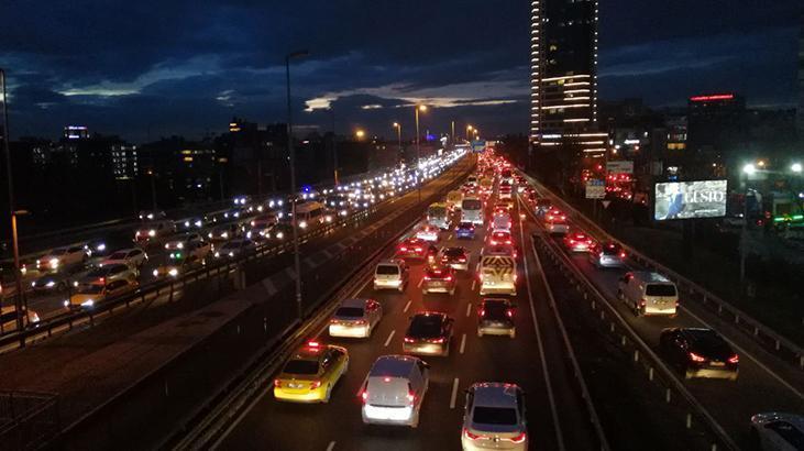 Yola çıkacaklar dikkat! İstanbul'da trafik yoğunluğu yüzde 80'leri buldu